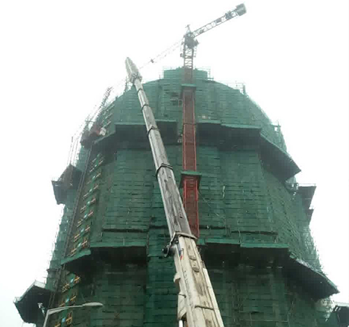 铁山港吊车在工地上作业